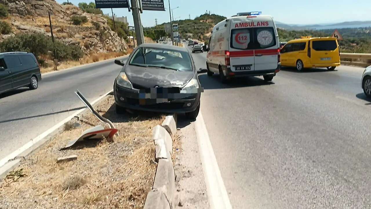 Muğla’da Refüje Çıkan Araç Aydınlatma Direğine Çarptı 3